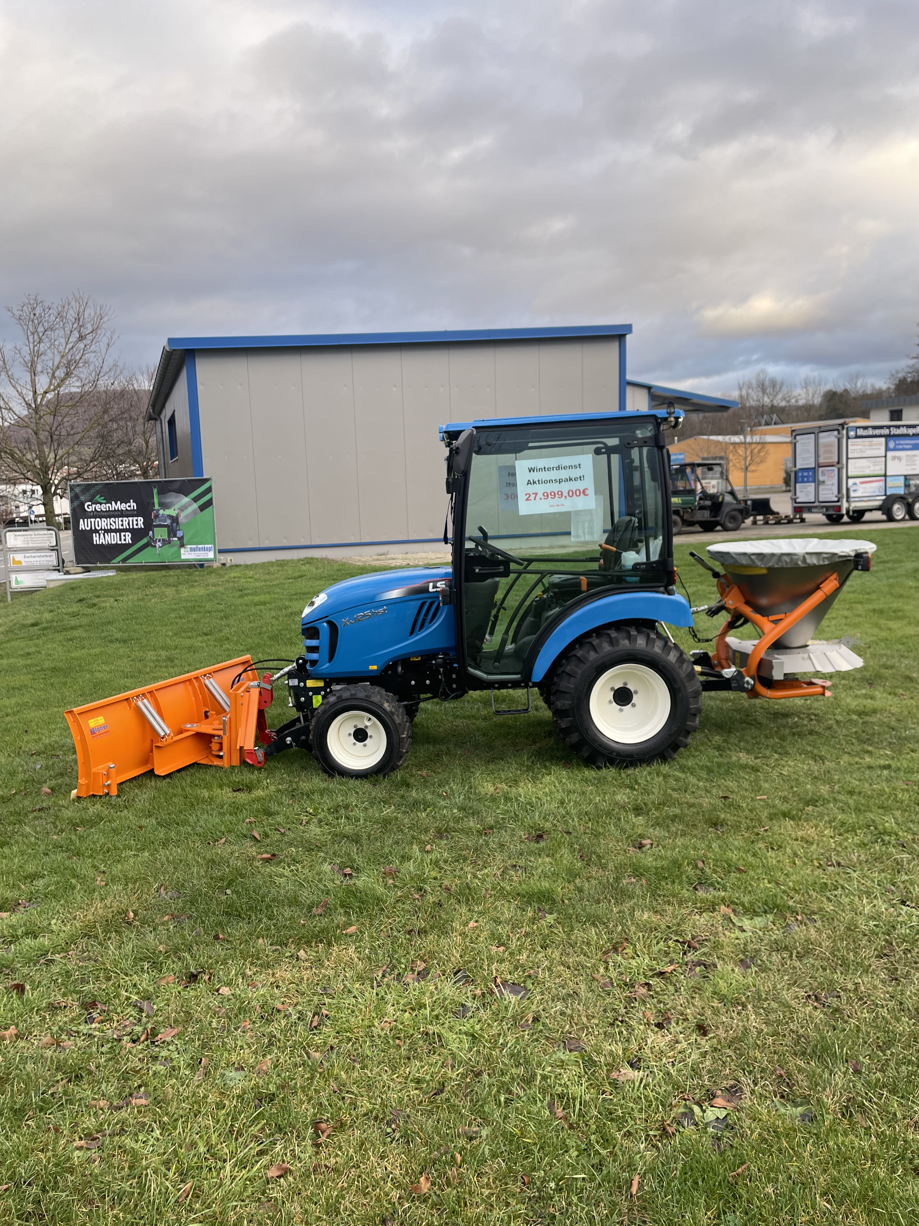 LS Tractor XJ25 Winterdienst Paket mit Edelstahlstreuer und Schneeschild LS Tractor XJ25 Winterdienst Paket mit Edelstahlstreuer und Schneeschild