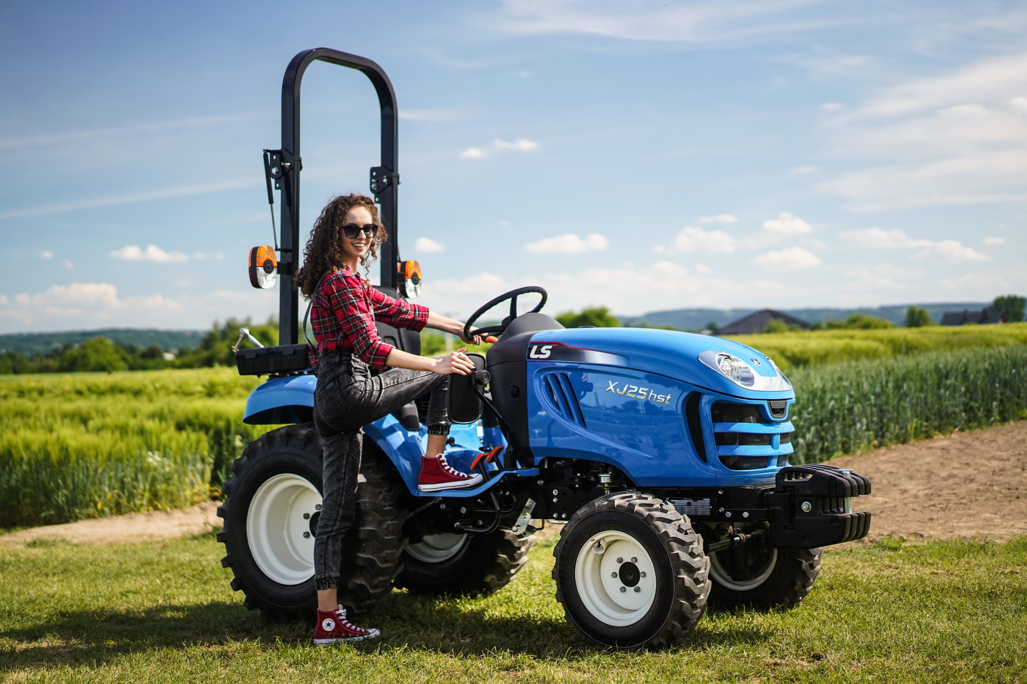 LS Tractor XJ25 ohne Kabine mit Frontgewichten und Industriebereifung LS Tractor XJ25 ohne Kabine mit Frontgewichten und Industriebereifung